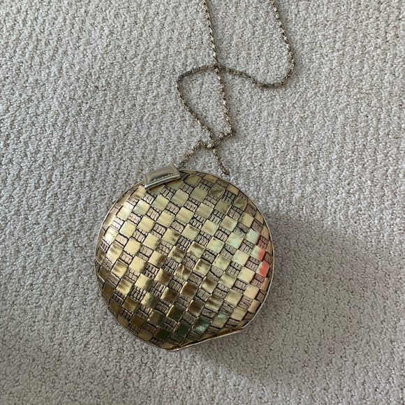 HP 🎉!! Vintage gold textured crossbody clutch - Picture 2 of 3